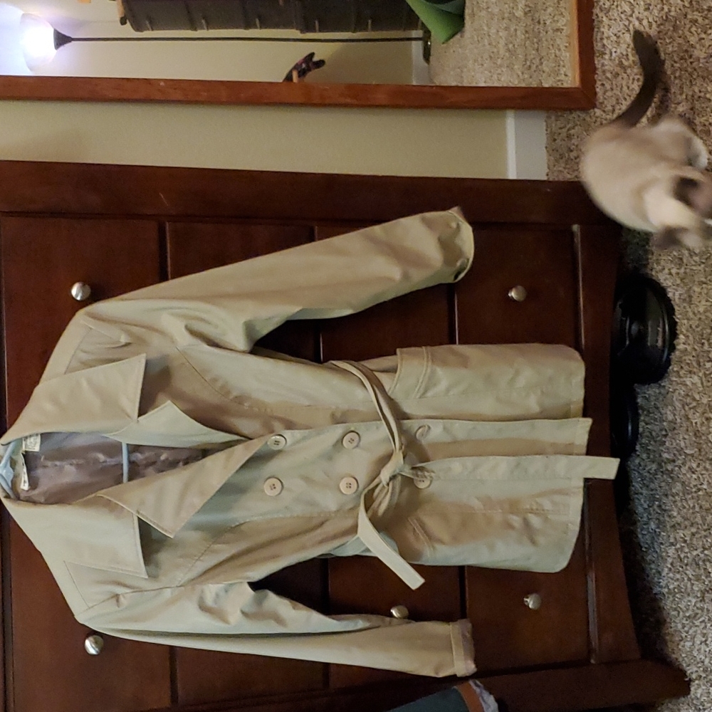 3/4 vintage women's trenchcoat. Fabric good for rain. Paul Harris. Size small.